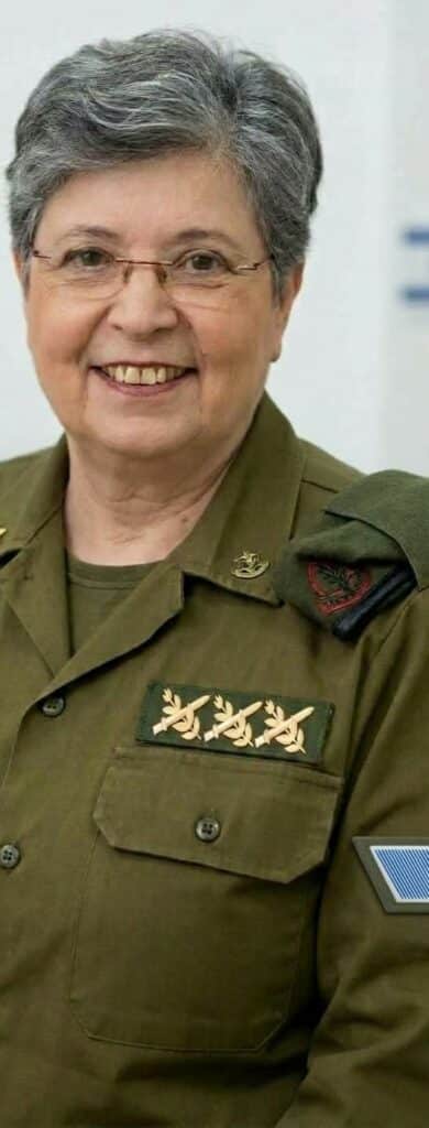 דורית לוז, מאמנת עסקית, במדים כביכול, עטורה גם בצל"ש וגם בדרגת טר"ש